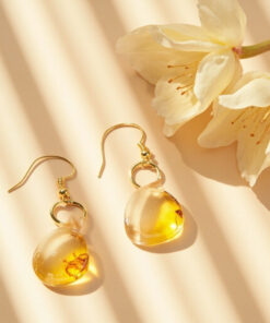 Boucles d’Oreilles Légères – Métal Recyclé Doré & Résine Végétale Ambre